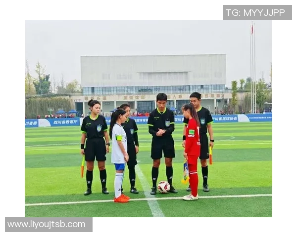 足球明星亲临西藏高原展现球技助力当地足球发展与文化交流