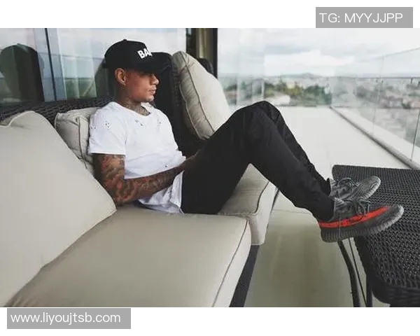 足球明星日常穿搭揭秘他们最爱的鞋款与风格解析